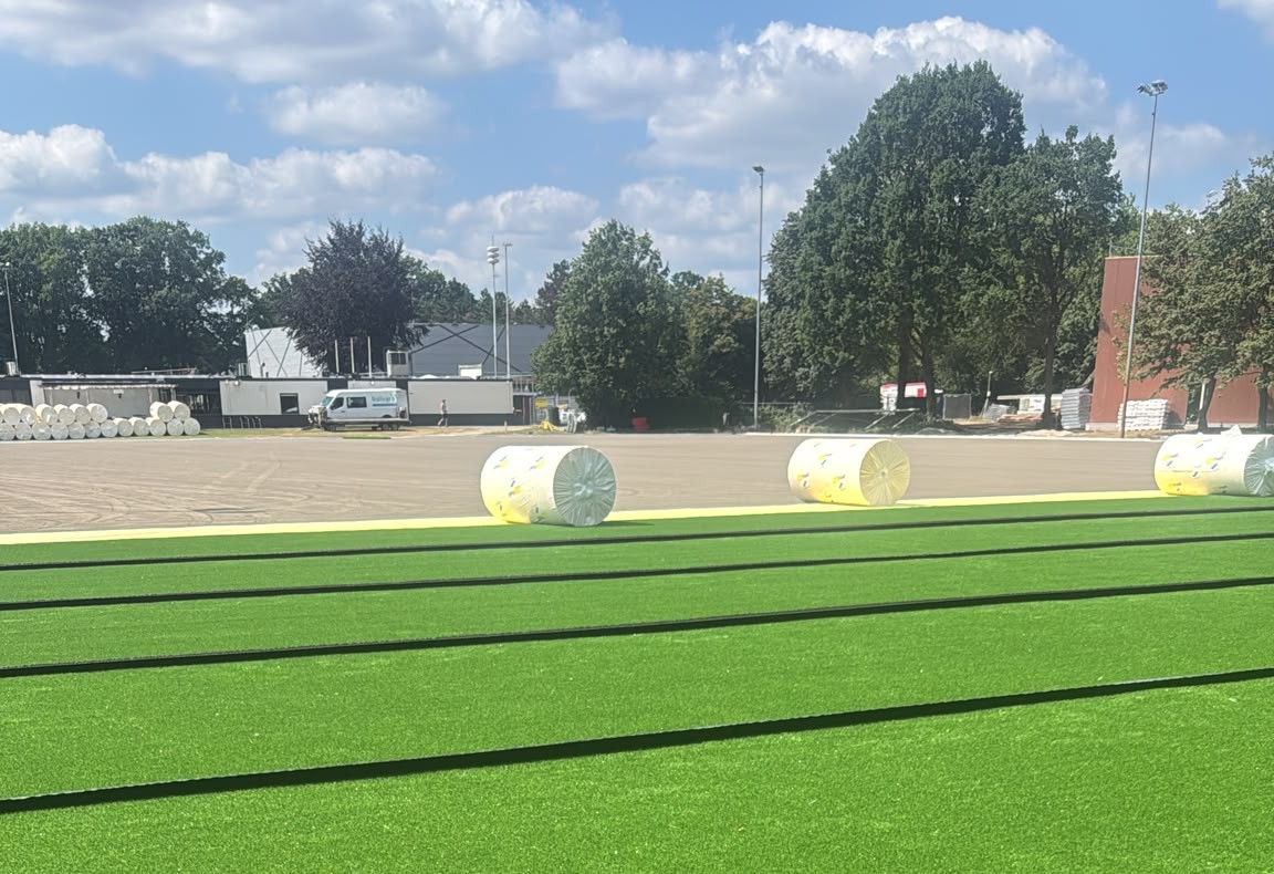 Aanleg kunstgras op schema