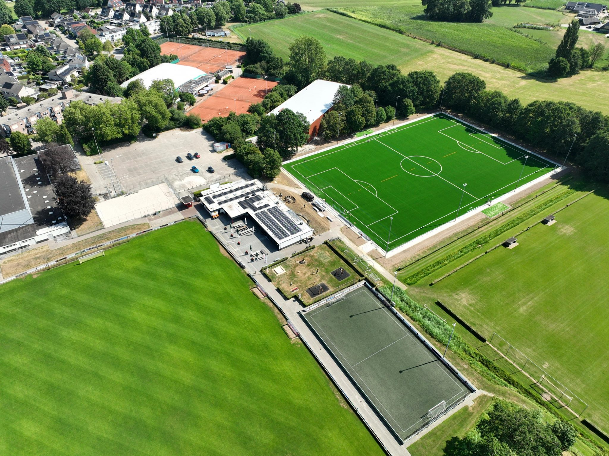 Kunstgrasveld bijna klaar!